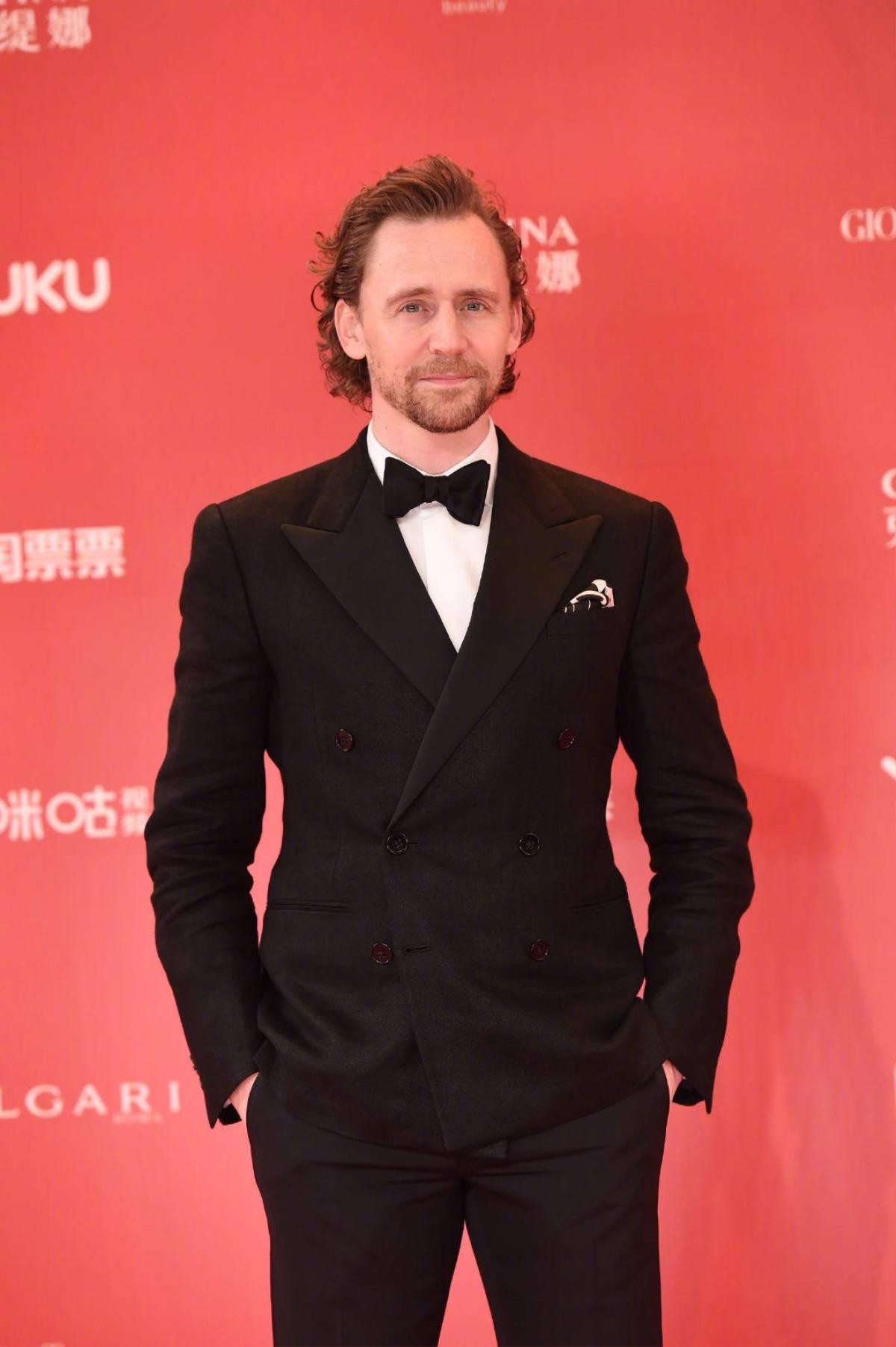 Tom Hiddleston tỏa sáng cùng Hứa Ngụy Châu - Vương Đại Lục tại thảm đỏ bế mạc 'LHP Thượng Hải 2019' Ảnh 10