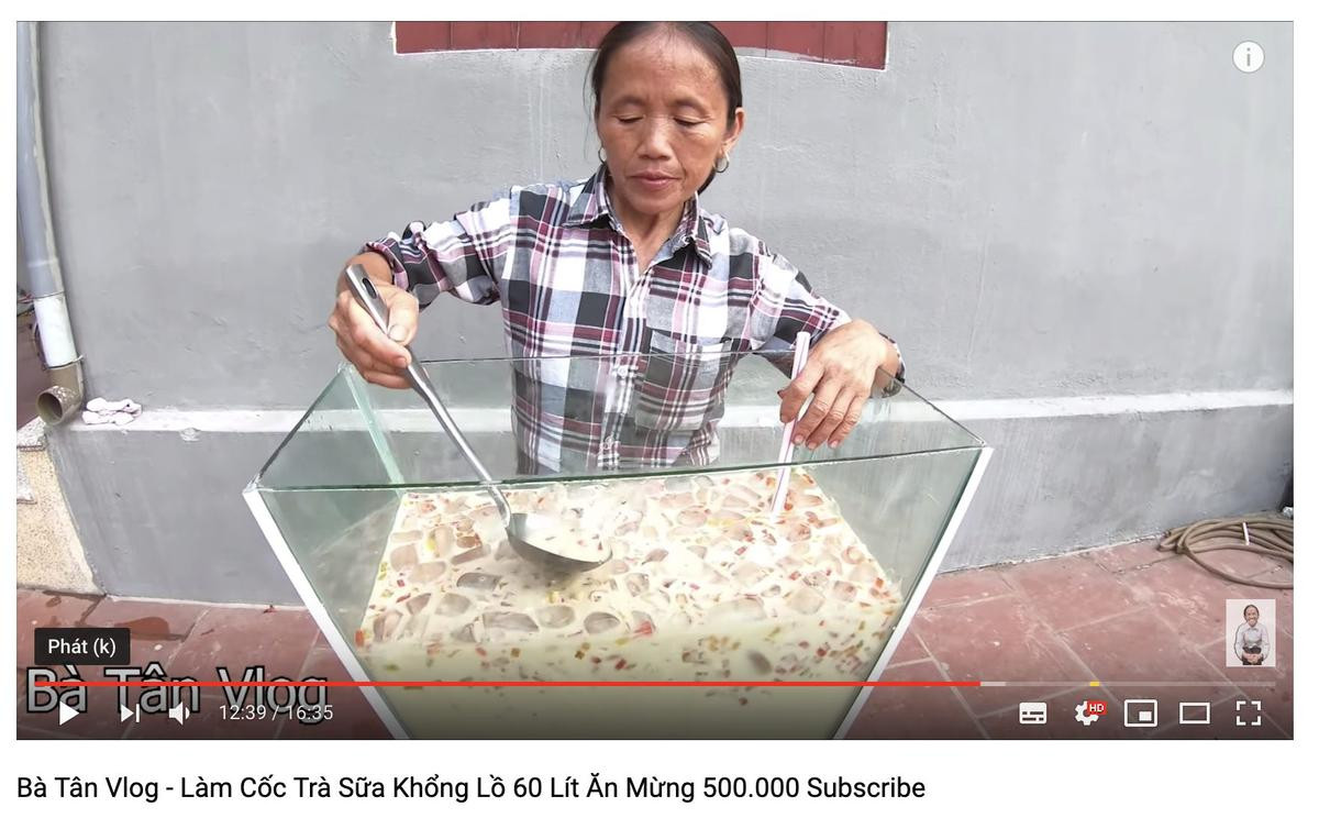 Cộng đồng mạng tranh cãi kịch liệt trước nghi vấn Bà Tân Vlog dùng cùng 1 chiếc vá để cho heo ăn và… khuấy trà sữa Ảnh 3