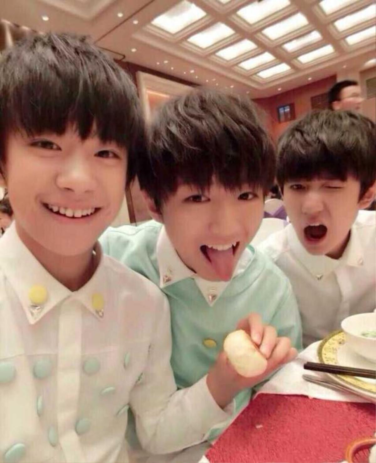 Mối quan hệ giữa những thành viên trong TFBoys như thế nào? Những bức ảnh sau đây sẽ cho bạn biết điều đó Ảnh 11