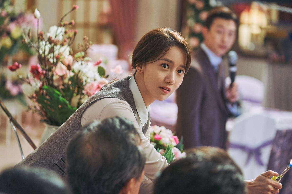 'Exit': Tung bộ ảnh ấn tượng của Yoona (SNSD) - Jo Jung Suk, hứa hẹn mang tiếng cười và sự phấn khích cho khán giả Ảnh 1