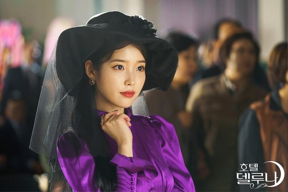 IU và Yeo Jin Goo đẹp ma mị trong poster phim kinh dị lãng mạn 'Hotel Del Luna' Ảnh 4