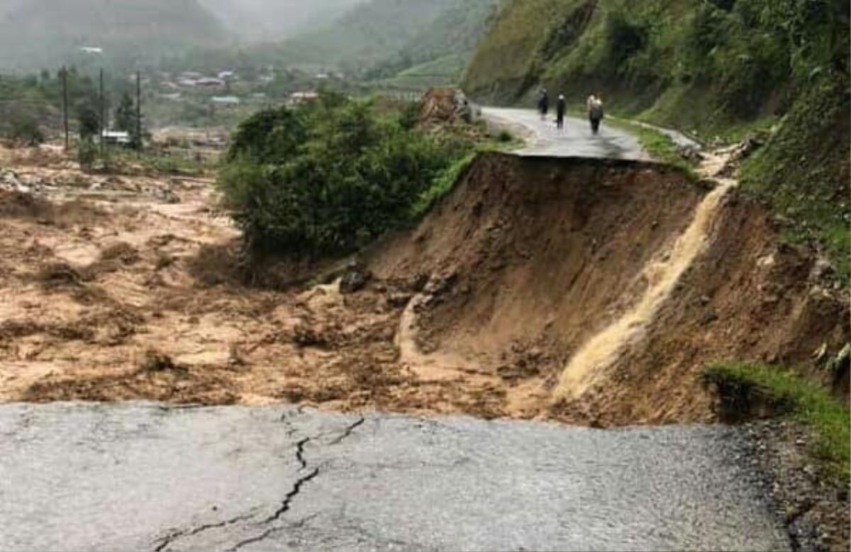 Hàng chục gia đình phải di dời khẩn cấp sau lũ lớn ở Lai Châu, 3 người bị lũ cuốn mất tích Ảnh 2