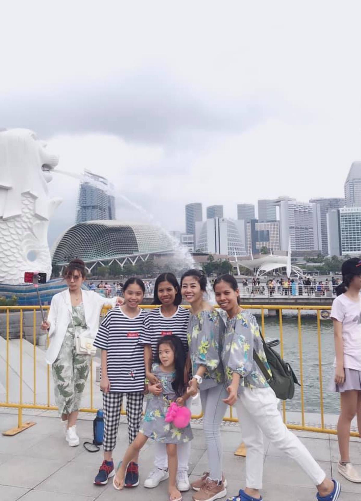 Mai Phương cùng con gái diện áo đôi cực xinh trong chuyến du lịch tới Singapore Ảnh 1