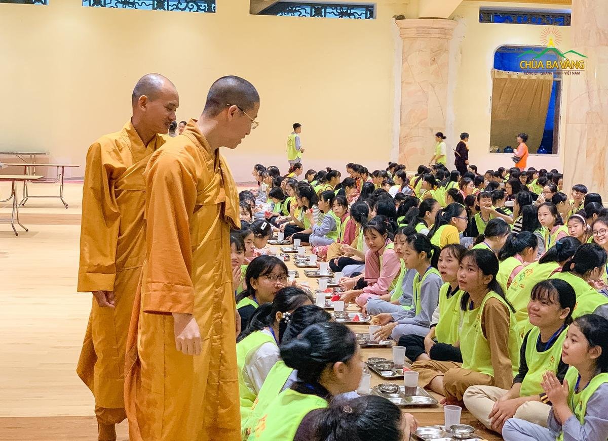 Hàng nghìn học sinh tham gia khoá tu hè, học pháp sám hối ở chùa Ba Vàng Ảnh 4