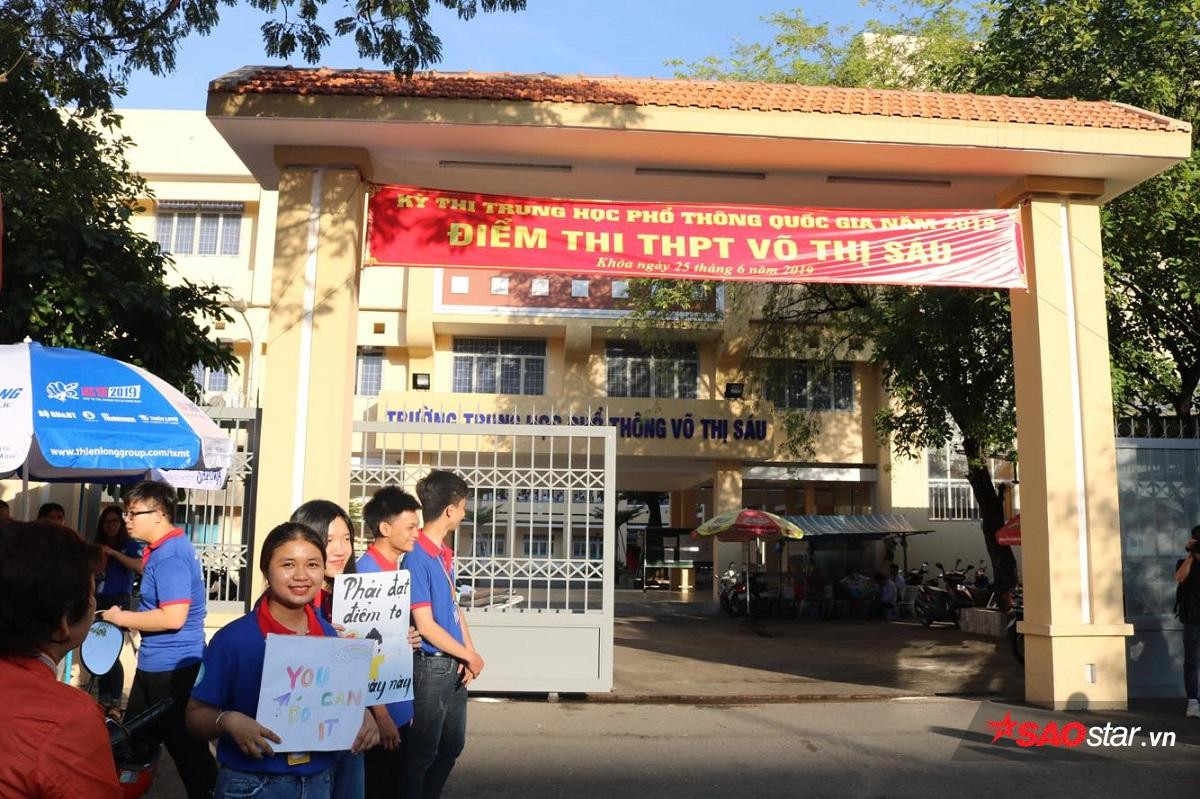 Kỳ thi THPT Quốc gia 2019: Phụ huynh tranh thủ đọc báo, đội nắng chờ con trong ngày thi đầu tiên Ảnh 3