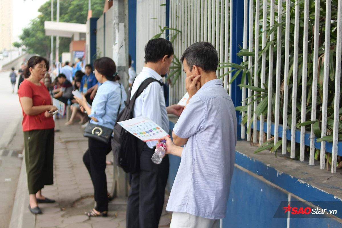 Kỳ thi THPT Quốc gia 2019: Phụ huynh tranh thủ đọc báo, đội nắng chờ con trong ngày thi đầu tiên Ảnh 14