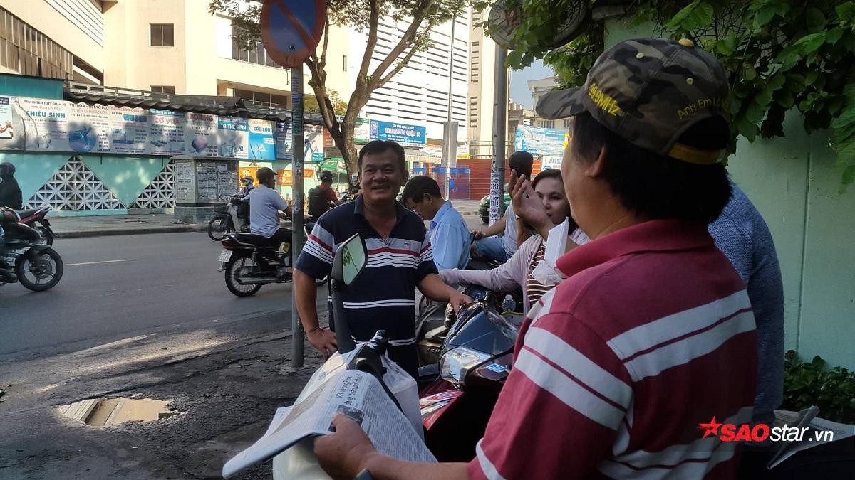 Kỳ thi THPT Quốc gia 2019: Phụ huynh tranh thủ đọc báo, đội nắng chờ con trong ngày thi đầu tiên Ảnh 9