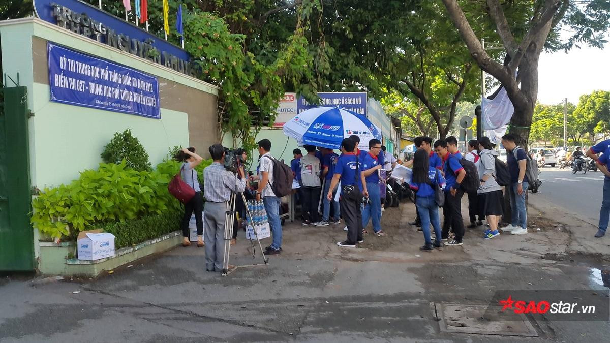 Kỳ thi THPT Quốc gia 2019: Phụ huynh tranh thủ đọc báo, đội nắng chờ con trong ngày thi đầu tiên Ảnh 10