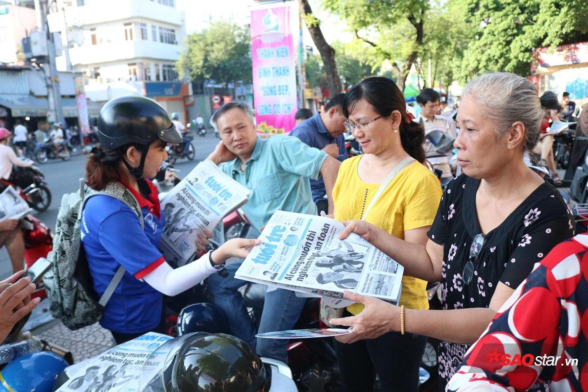 Kỳ thi THPT Quốc gia 2019: Phụ huynh tranh thủ đọc báo, đội nắng chờ con trong ngày thi đầu tiên Ảnh 1