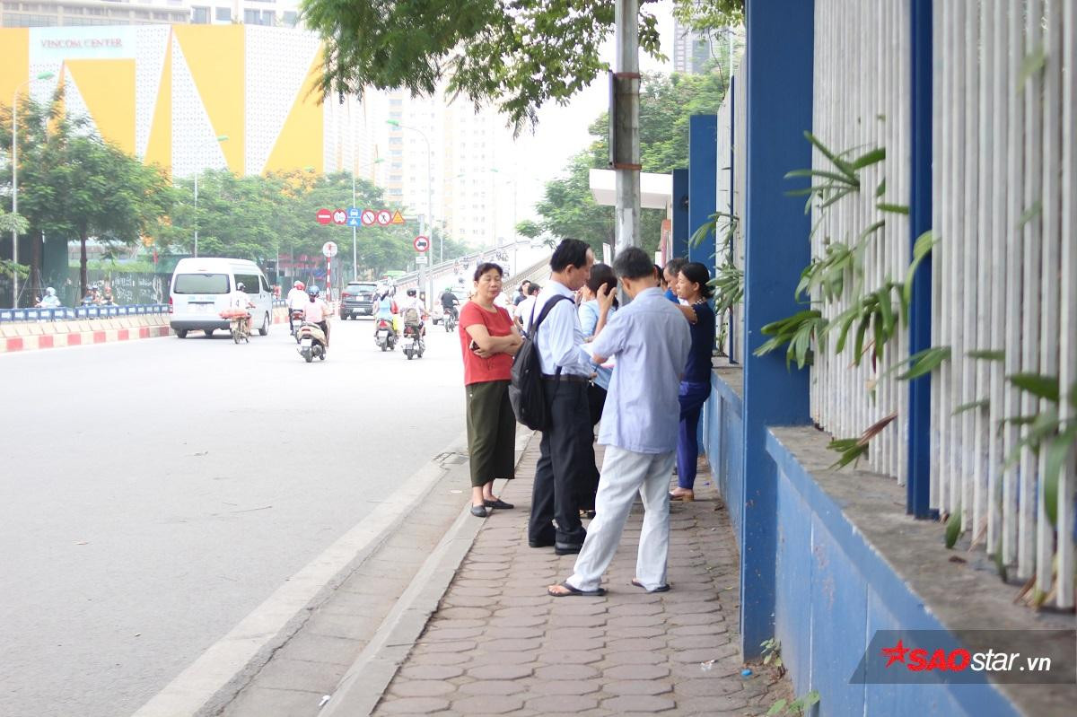 Kỳ thi THPT Quốc gia 2019: Phụ huynh tranh thủ đọc báo, đội nắng chờ con trong ngày thi đầu tiên Ảnh 16