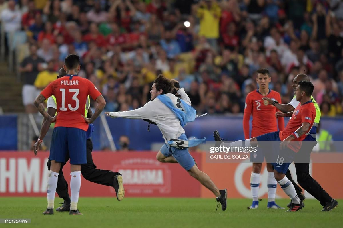 'Người gà' làm loạn trận đấu ở Copa America Ảnh 6