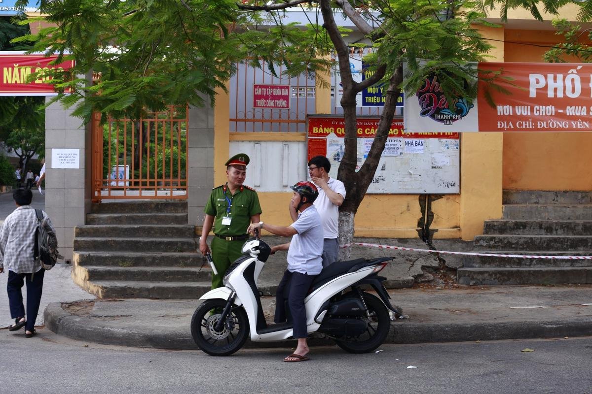 Những hình ảnh đẹp của đội sinh viên tình nguyện trong ngày thi đầu tiên kỳ thi THPT Quốc gia 2019 Ảnh 26