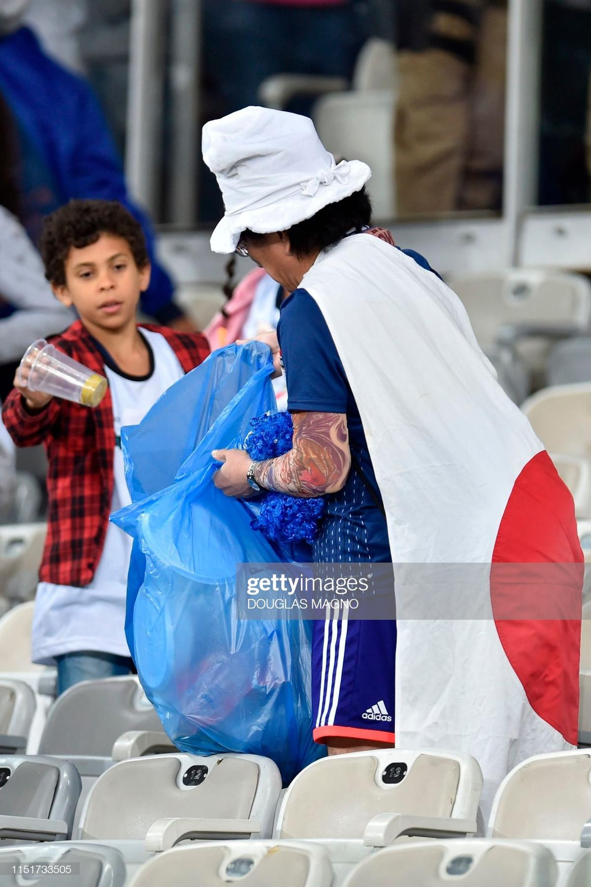 Bị loại khỏi Copa America, CĐV Nhật Bản vẫn để lại ấn tượng bởi hành động cực đẹp này Ảnh 4