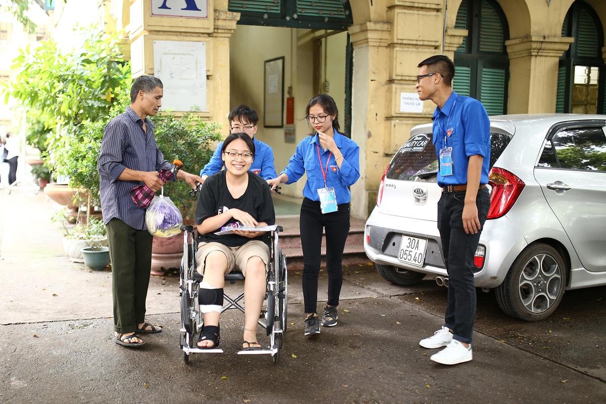 Nữ sinh ngồi xe lăn lạc quan cùng bố đi thi THPT Quốc gia: 'Em tự tin vào khả năng của mình!' Ảnh 1