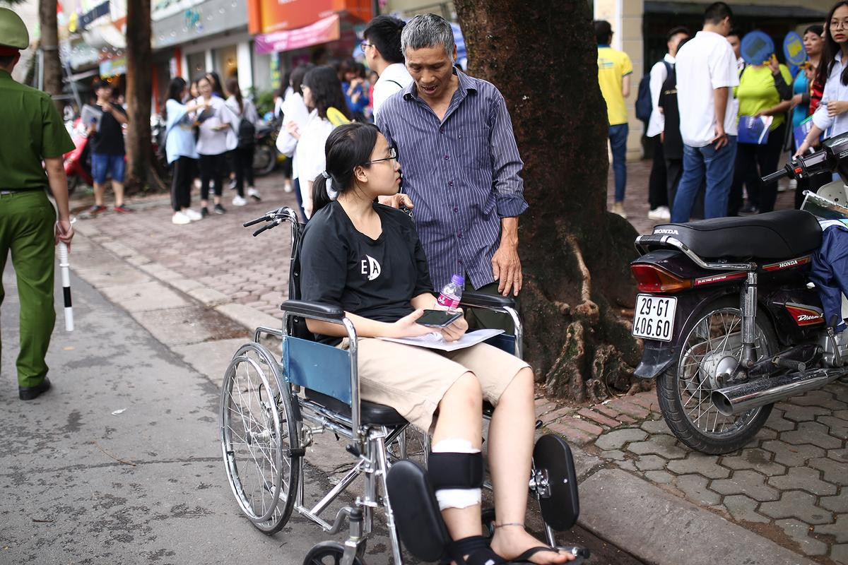 Nữ sinh ngồi xe lăn lạc quan cùng bố đi thi THPT Quốc gia: 'Em tự tin vào khả năng của mình!' Ảnh 4