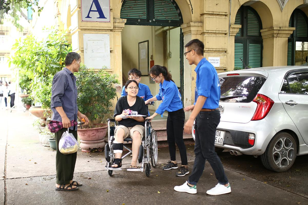 Nữ sinh ngồi xe lăn lạc quan cùng bố đi thi THPT Quốc gia: 'Em tự tin vào khả năng của mình!' Ảnh 5