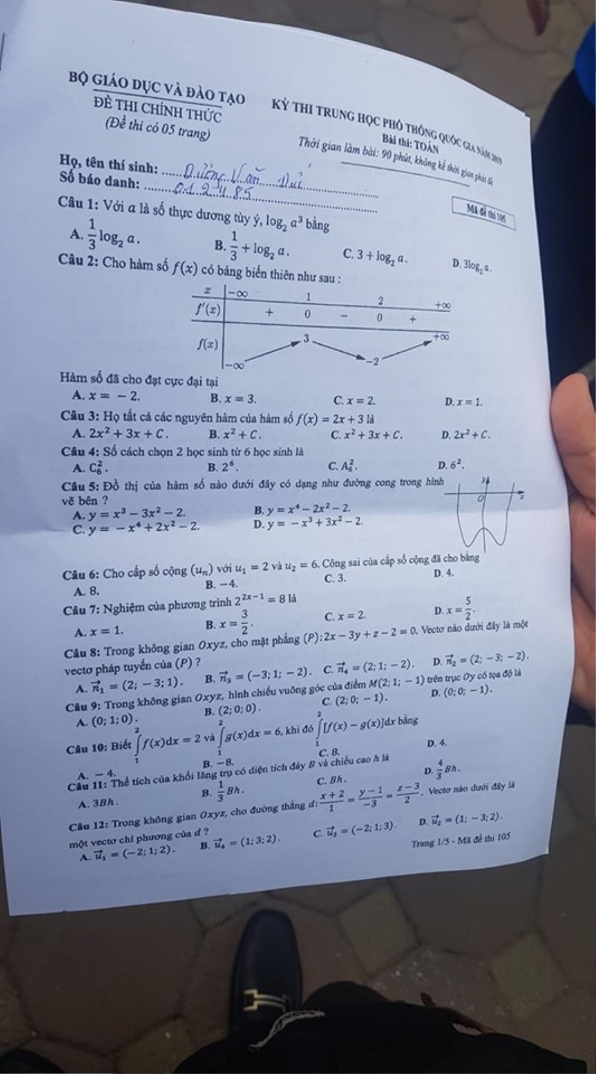 Thí sinh vui vẻ kết thúc ngày thi đầu tiên: 'Đề Toán năm nay dễ thở hơn năm trước rất nhiều, chúng em tự tin đến 80%' Ảnh 1