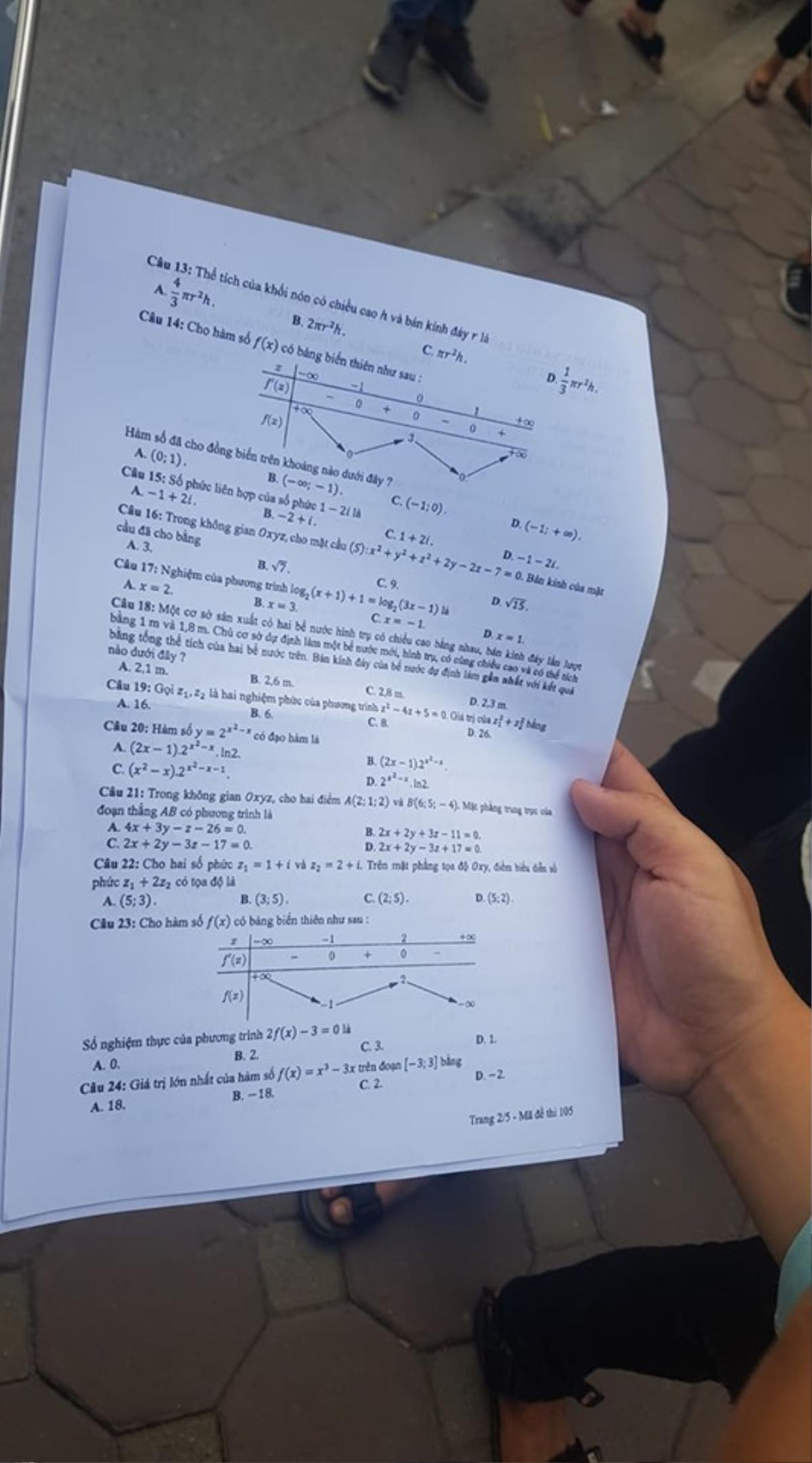 Thí sinh vui vẻ kết thúc ngày thi đầu tiên: 'Đề Toán năm nay dễ thở hơn năm trước rất nhiều, chúng em tự tin đến 80%' Ảnh 2