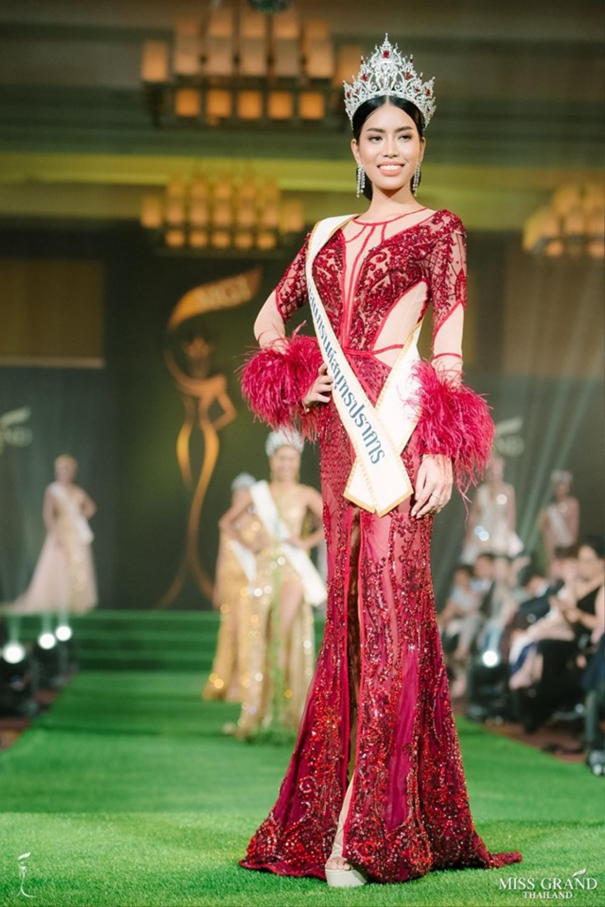 Váy ánh kim đẹp nhất lịch sử Miss Universe của H'Hen Niê bị Hoa hậu Thái Lan 'sao chép' Ảnh 7