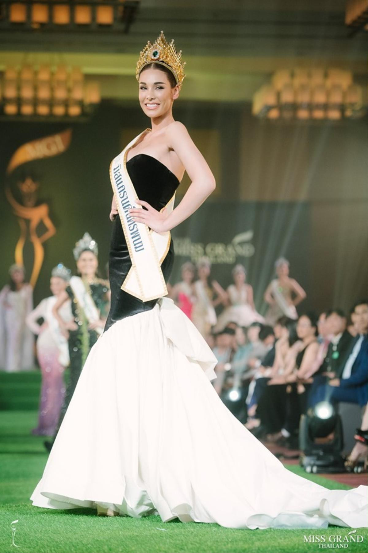 Váy ánh kim đẹp nhất lịch sử Miss Universe của H'Hen Niê bị Hoa hậu Thái Lan 'sao chép' Ảnh 14