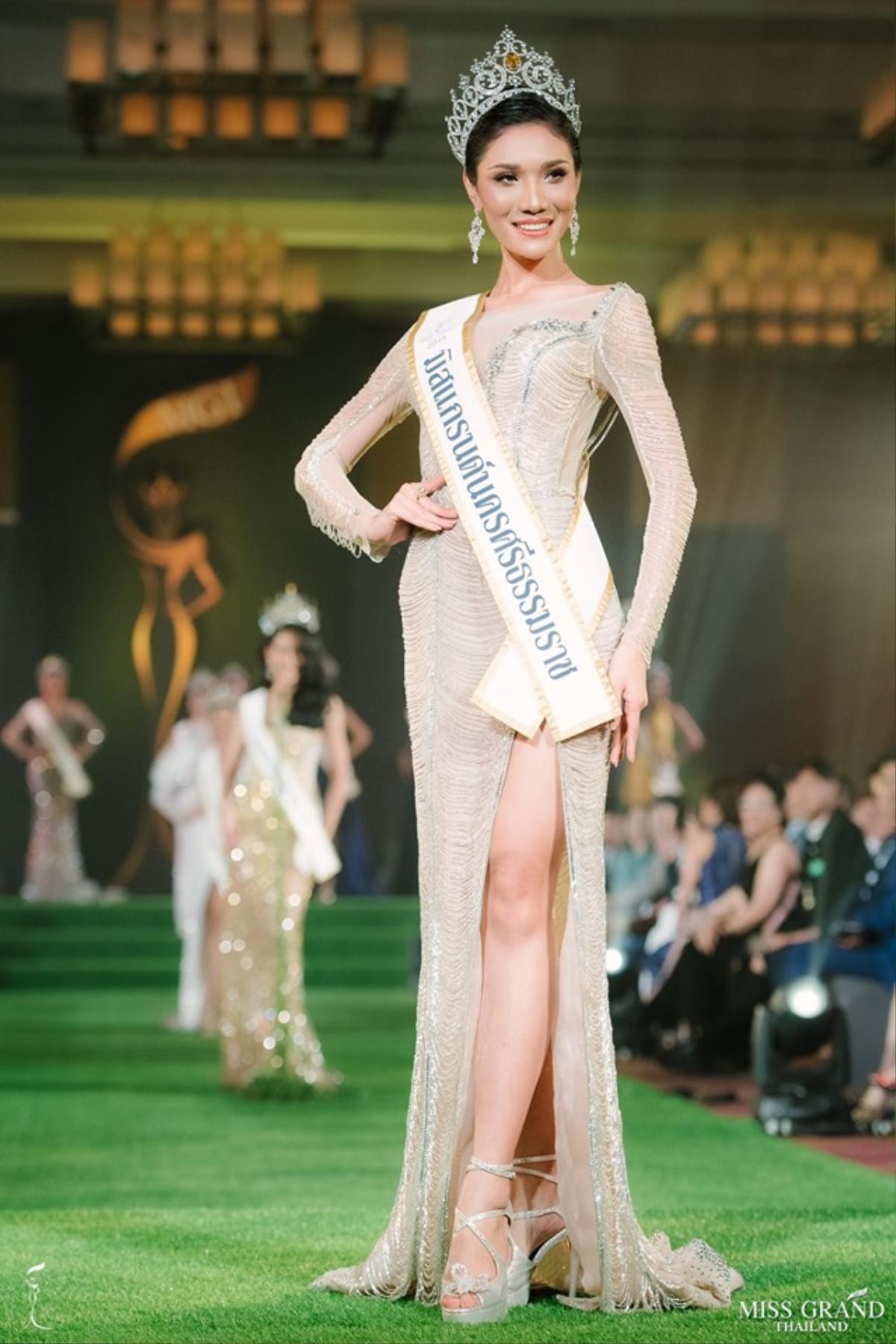 Váy ánh kim đẹp nhất lịch sử Miss Universe của H'Hen Niê bị Hoa hậu Thái Lan 'sao chép' Ảnh 1