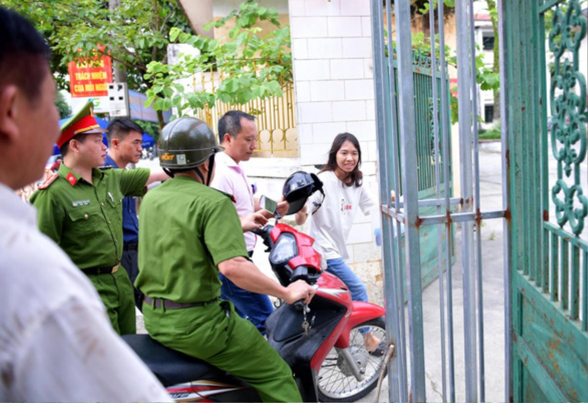 Ngày thi thứ 2, thêm một thí sinh nữ ngủ quên được các chiến sĩ công an ‘hộ tống’ đến tận điểm thi Ảnh 1