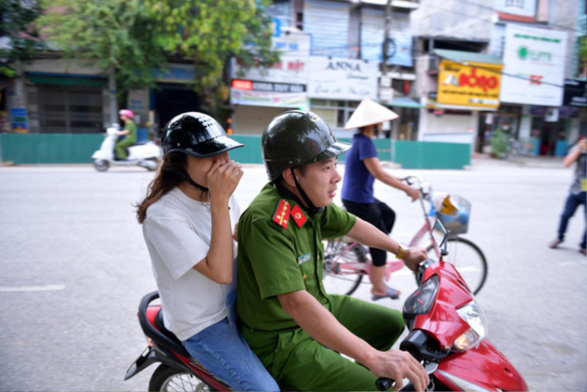 Ngày thi thứ 2, thêm một thí sinh nữ ngủ quên được các chiến sĩ công an ‘hộ tống’ đến tận điểm thi Ảnh 3