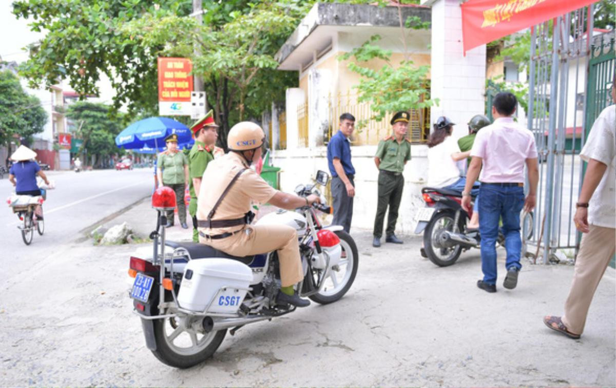 Ngày thi thứ 2, thêm một thí sinh nữ ngủ quên được các chiến sĩ công an ‘hộ tống’ đến tận điểm thi Ảnh 2