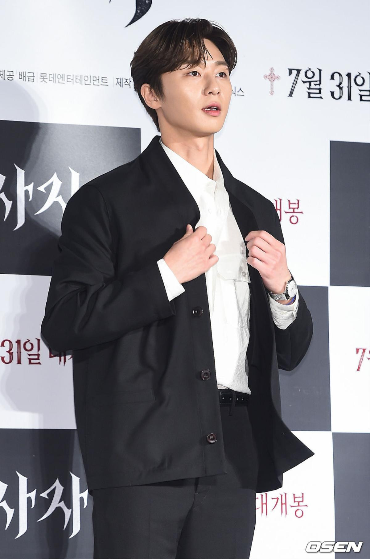 Park Seo Joon đẹp trai, áp đảo Woo Do Hwan tại họp báo phim 'The Divine Fury' Ảnh 6