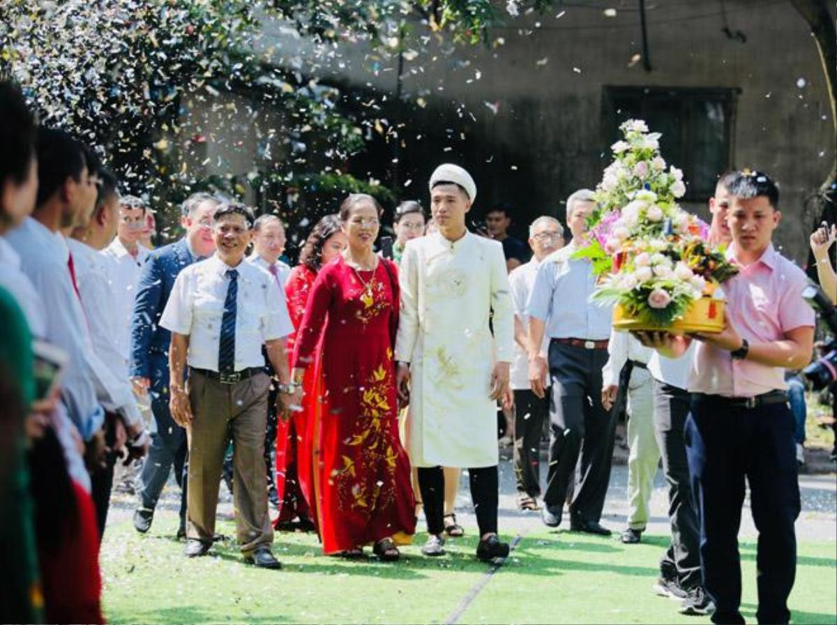 Vợ yêu của Bùi Tiến Dũng trong ngày đính hôn: Xinh đẹp duyên dáng, thuần Việt hết mức Ảnh 6