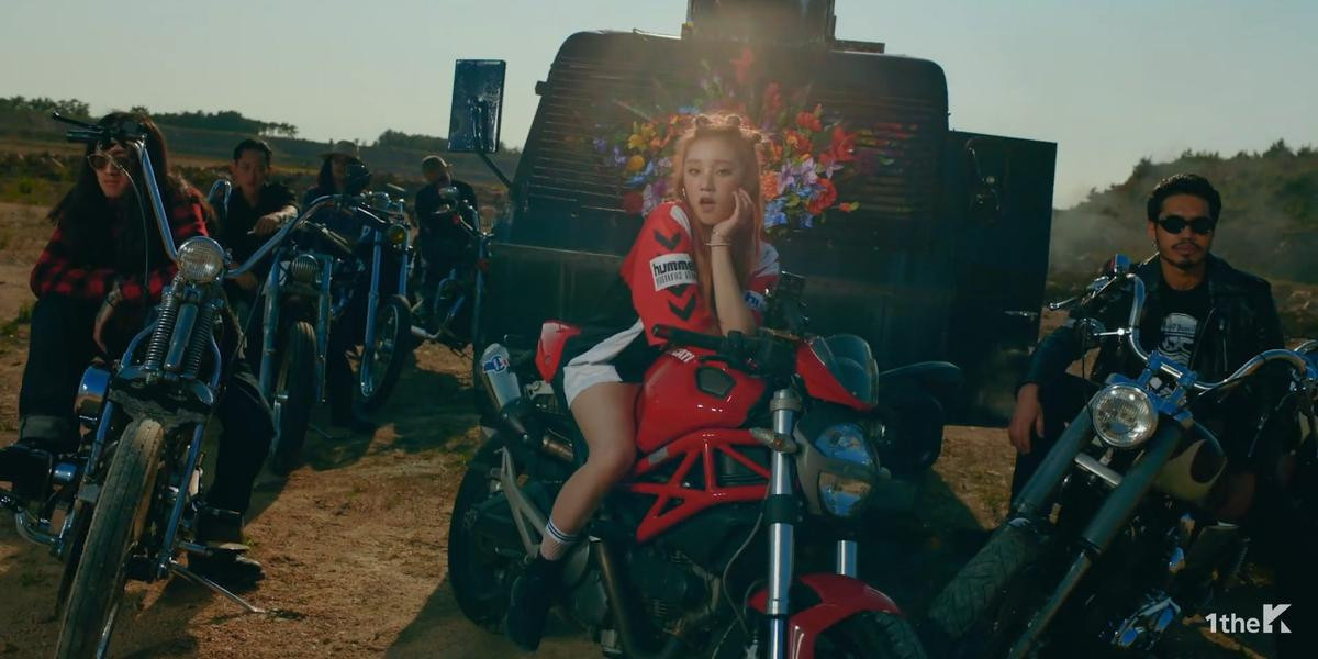 (G)I-DLE hoá quái xế cực ngầu trong MV 'Uh-Oh' đậm chất hoài cổ vừa ra mắt Ảnh 3