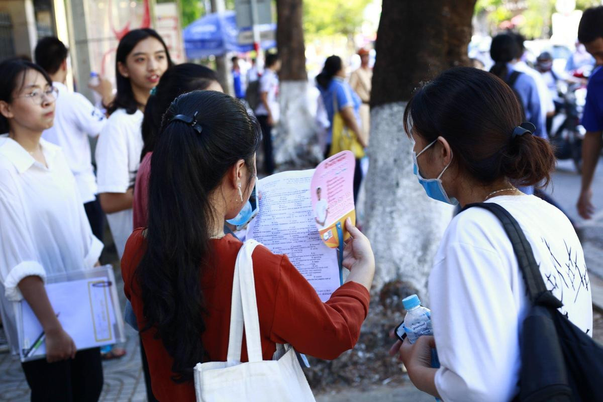 Kỳ thi THPT Quốc gia 2019: Thí sinh đánh giá đề thi tiếng Anh vừa sức, không khó để đạt điểm 7 Ảnh 17