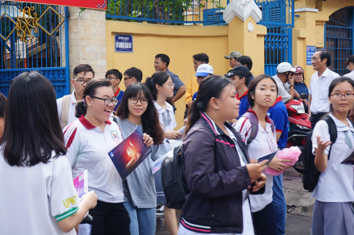 Kỳ thi THPT Quốc gia 2019: Thí sinh đánh giá đề thi tiếng Anh vừa sức, không khó để đạt điểm 7 Ảnh 12