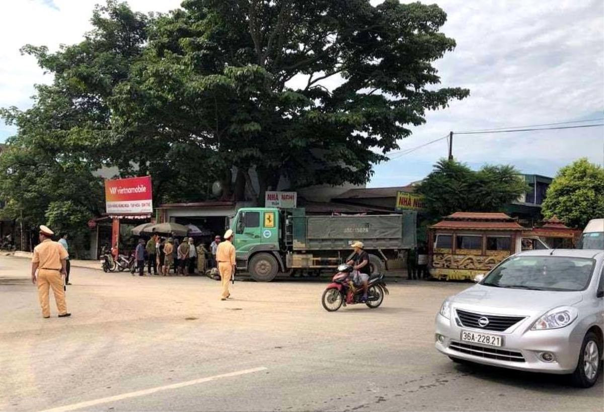 Không làm chủ được tốc độ, ô tô tải va chạm với xe máy khiến 4 người thương vong Ảnh 1