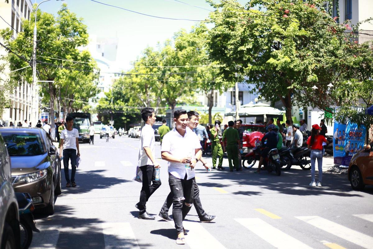 Thí sinh vui vẻ ra về sau khi hoàn tất bài thi tổ hợp Khoa học Xã hội, chính thức kết thúc kỳ thi THPT Quốc gia 2019 Ảnh 11