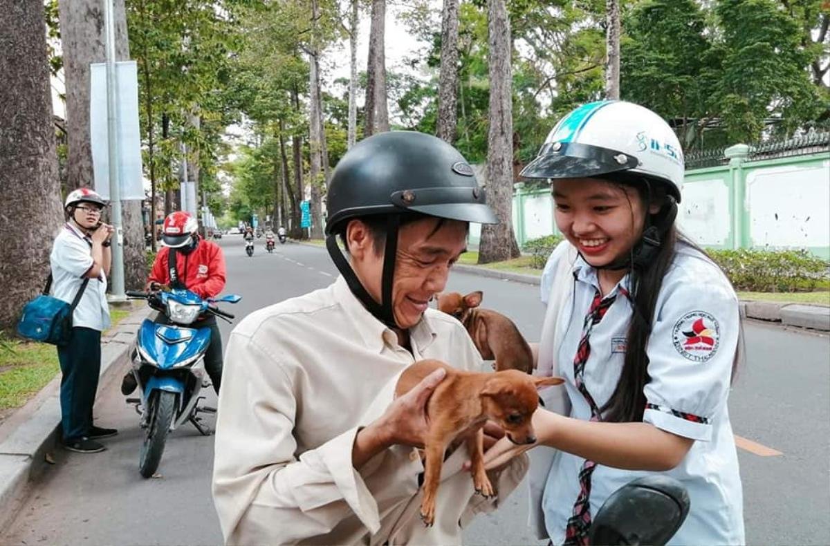 Hình ảnh người cha bất ngờ tặng con gái món quà đặc biệt ngoài cổng trường sau buổi thi khiến CĐM vô cùng thích thú Ảnh 4