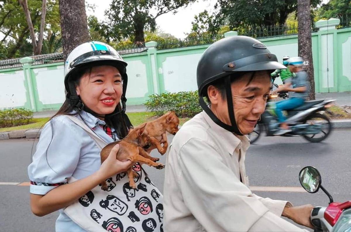 Hình ảnh người cha bất ngờ tặng con gái món quà đặc biệt ngoài cổng trường sau buổi thi khiến CĐM vô cùng thích thú Ảnh 5