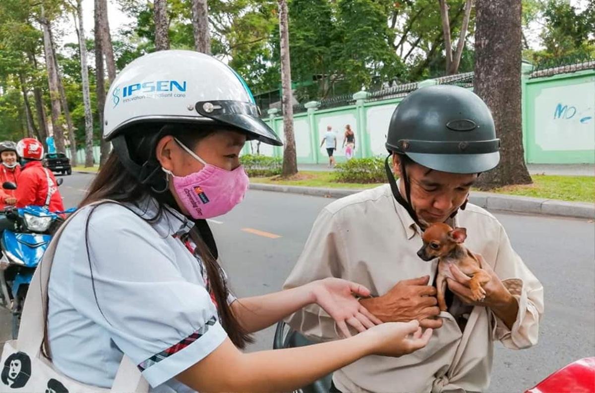 Hình ảnh người cha bất ngờ tặng con gái món quà đặc biệt ngoài cổng trường sau buổi thi khiến CĐM vô cùng thích thú Ảnh 3