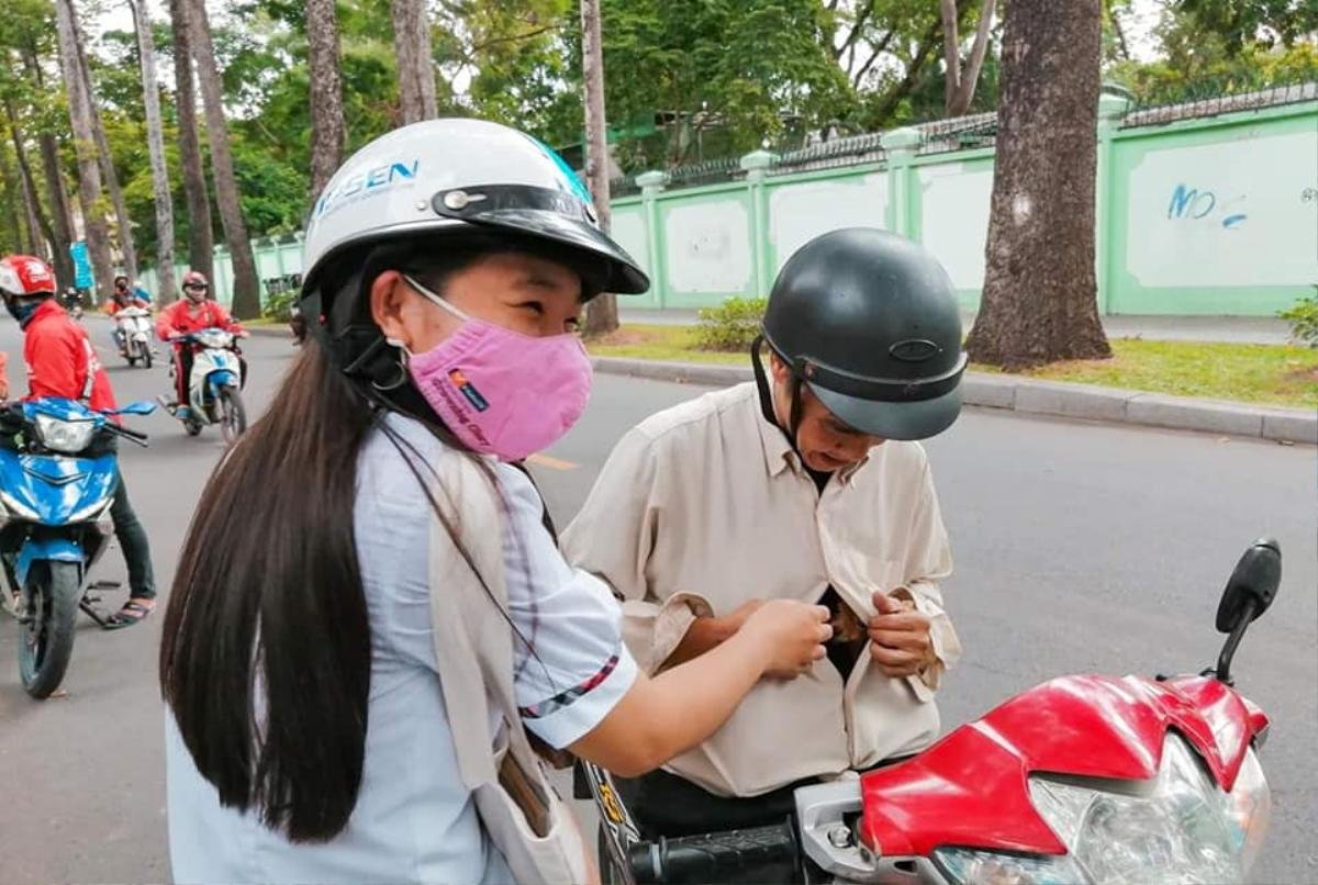 Hình ảnh người cha bất ngờ tặng con gái món quà đặc biệt ngoài cổng trường sau buổi thi khiến CĐM vô cùng thích thú Ảnh 2