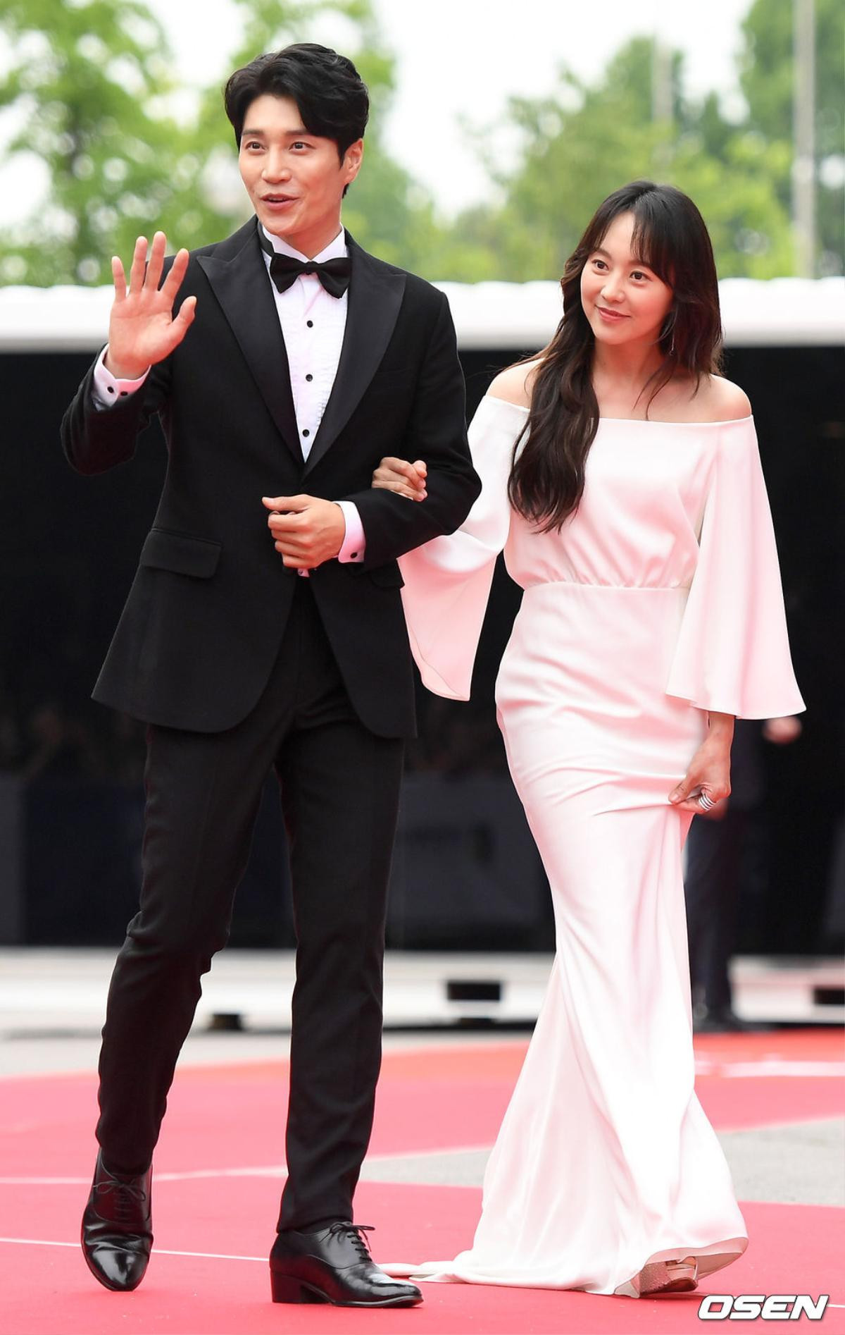 Thảm đỏ 'LHP Bucheon 2019': Chị đại Kim Hye Soo đọ vòng 1 với Lee Honey, Jung Woo Sung - Gong Myung cực bảnh trai Ảnh 15