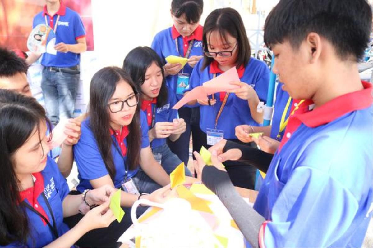 Những hình ảnh đáng nhớ nhất trong kỳ thi THPT Quốc gia 2019: Công an 'hộ tống' thí sinh, nam sinh 'dũng cảm' nhất kỳ thi, người bố và món quà bất ngờ,… Ảnh 17