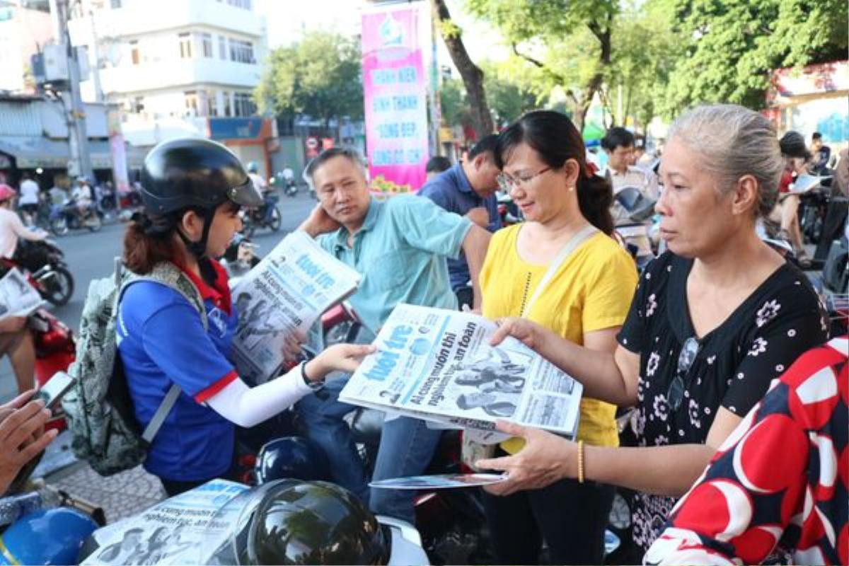 Những hình ảnh đáng nhớ nhất trong kỳ thi THPT Quốc gia 2019: Công an 'hộ tống' thí sinh, nam sinh 'dũng cảm' nhất kỳ thi, người bố và món quà bất ngờ,… Ảnh 19