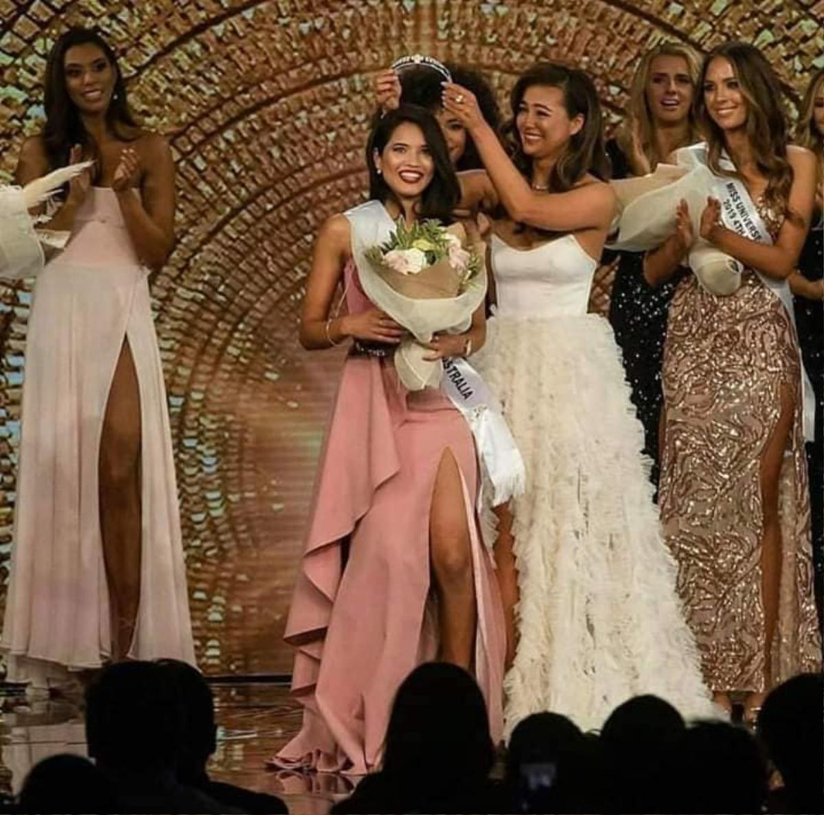 Fan Hoàng Thùy 'ăn mừng' vì cựu Hoa hậu Hòa bình Quốc tế 'trượt' Miss Universe Australia 2019, nhan sắc tân hoa hậu gây tranh cãi dữ dội Ảnh 1