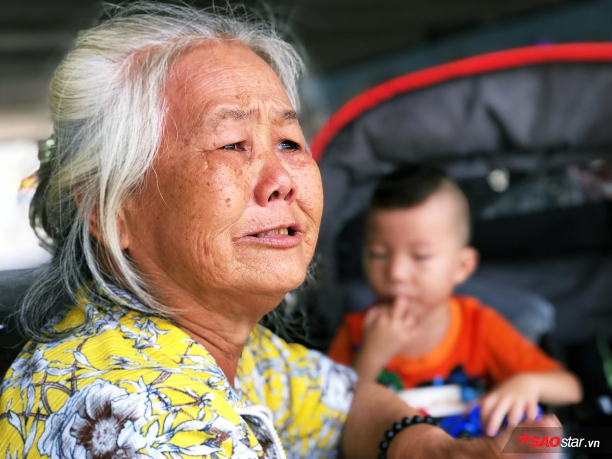 Ba bà cháu đi bán vé số khắp Sài Gòn: ‘Sau này Ngoại mất, Chó và Mèo chịu mồ côi dùm chút nghen!’ Ảnh 1