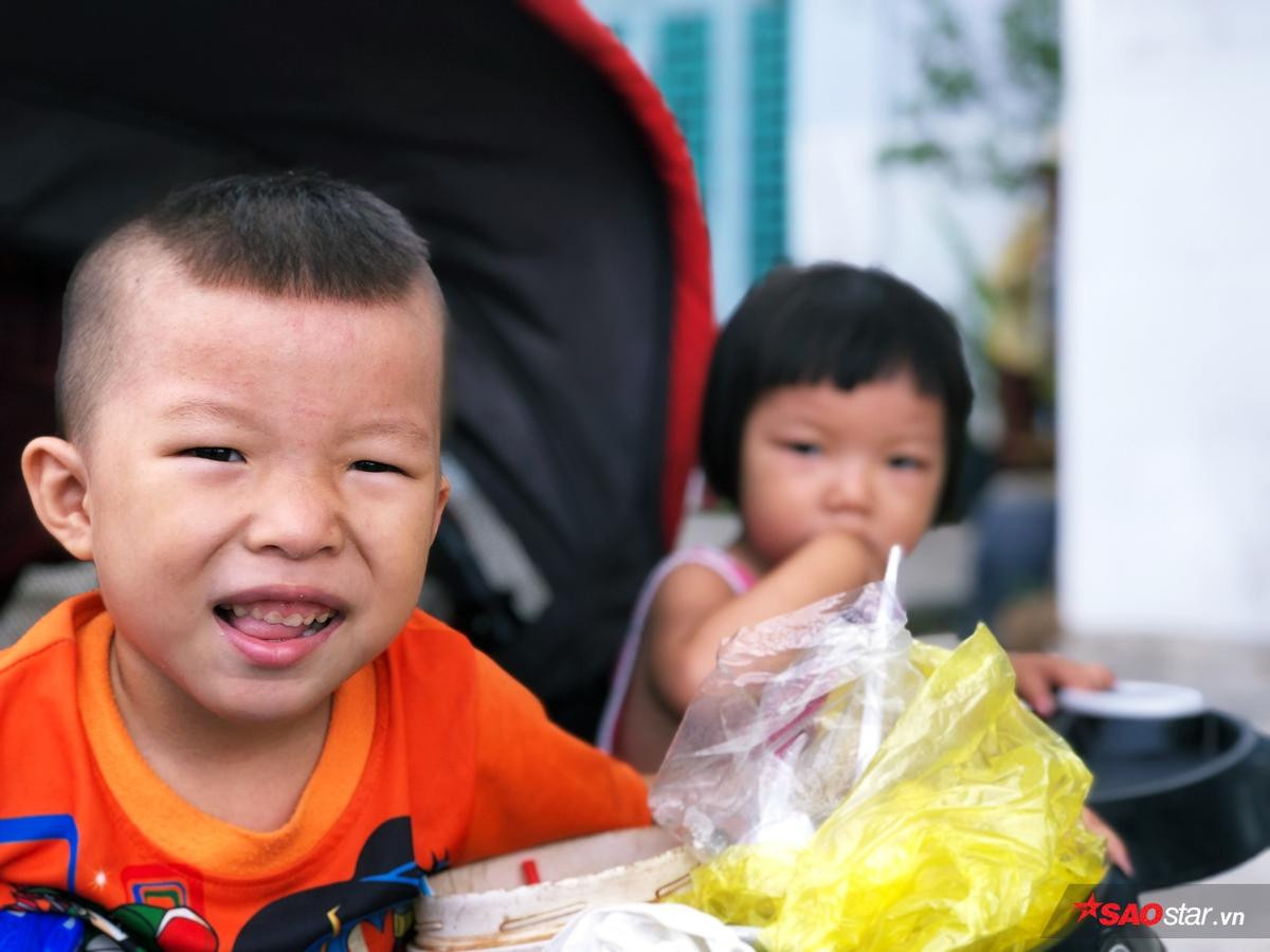 Ba bà cháu đi bán vé số khắp Sài Gòn: ‘Sau này Ngoại mất, Chó và Mèo chịu mồ côi dùm chút nghen!’ Ảnh 3