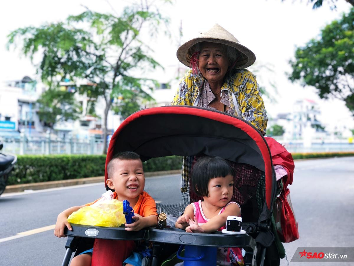 Ba bà cháu đi bán vé số khắp Sài Gòn: ‘Sau này Ngoại mất, Chó và Mèo chịu mồ côi dùm chút nghen!’ Ảnh 5