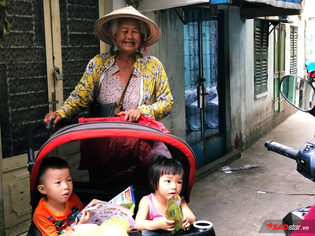 Ba bà cháu đi bán vé số khắp Sài Gòn: ‘Sau này Ngoại mất, Chó và Mèo chịu mồ côi dùm chút nghen!’ Ảnh 6