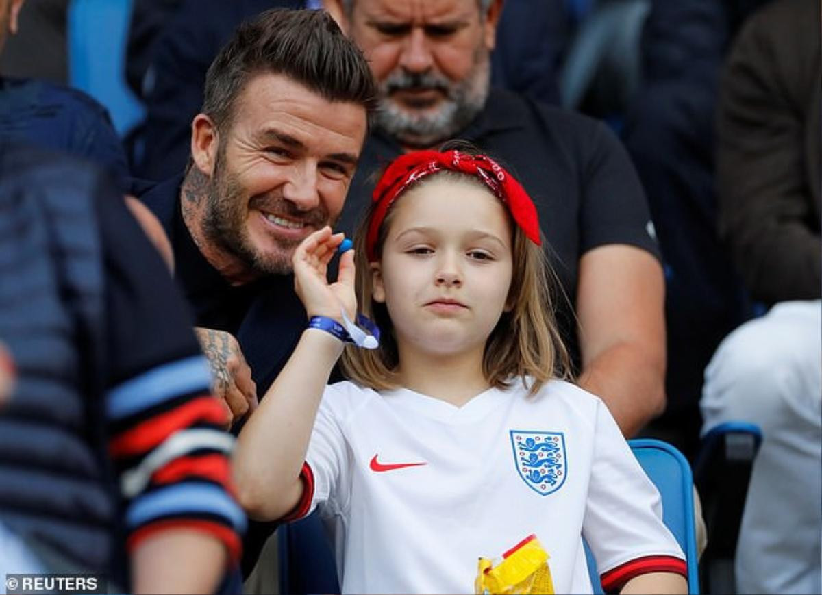 Đưa Harper đi xem đá bóng, David Beckham lại gây tranh cãi khi tiếp tục hôn môi con gái 8 tuổi Ảnh 2