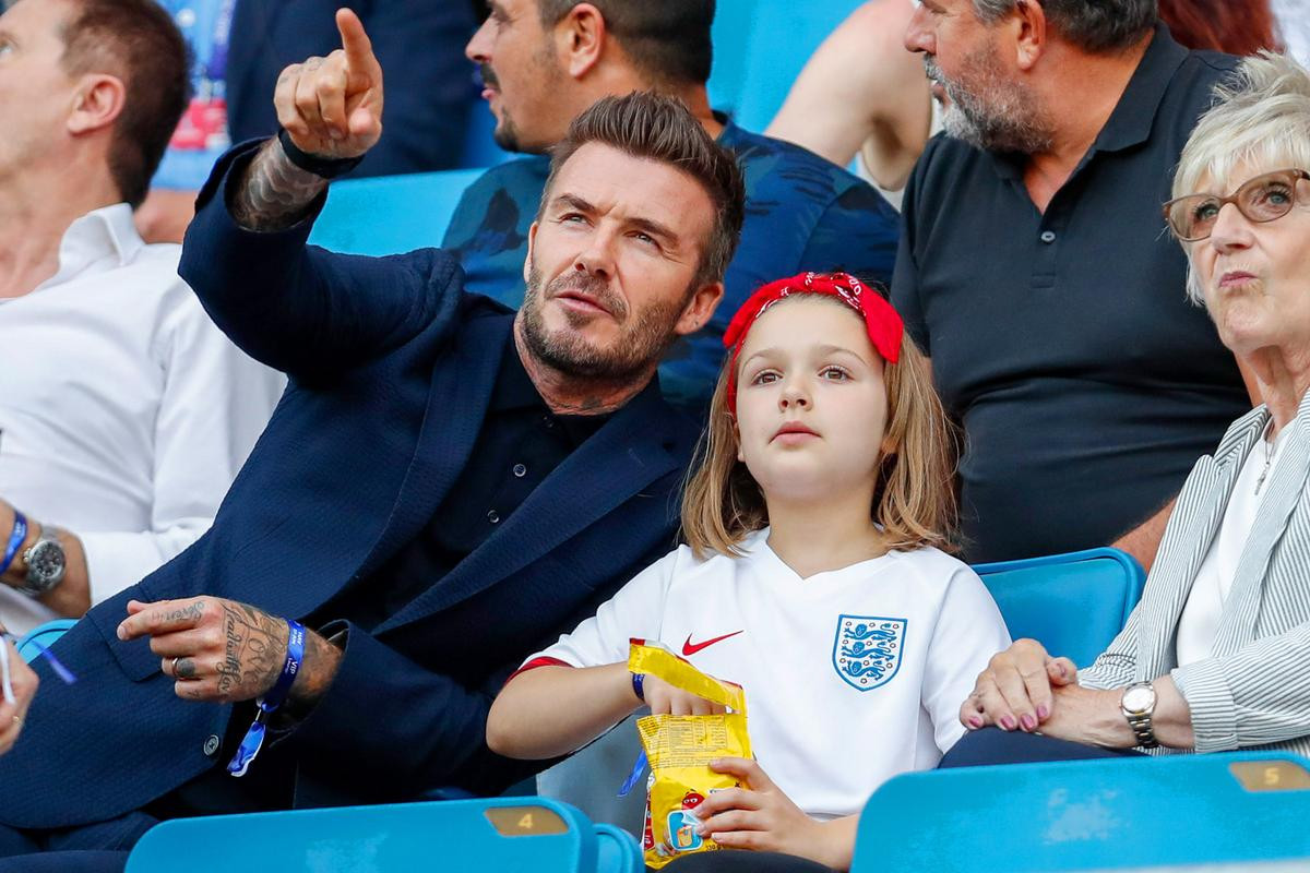 Đưa Harper đi xem đá bóng, David Beckham lại gây tranh cãi khi tiếp tục hôn môi con gái 8 tuổi Ảnh 3