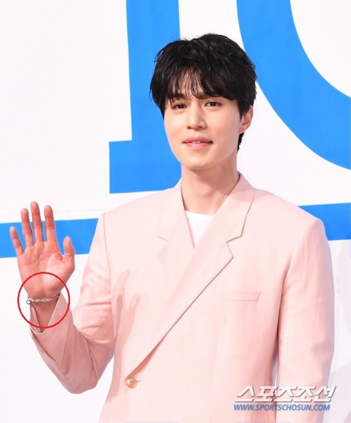 Lee Dong Wook ngầm thể hiện tình cảm với Im Soo Jung qua 'Produce X 101': Luôn đeo vật định tình? Ảnh 12